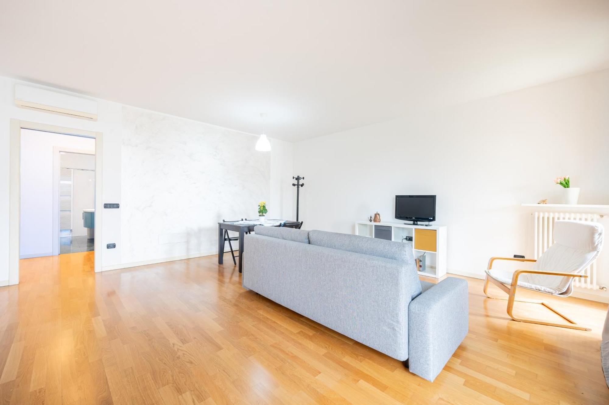 Balcony Bliss! Elegant Residency Apartment *