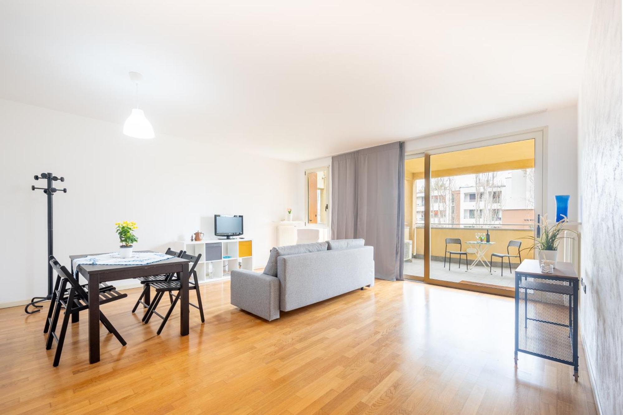 Apartment Balcony Bliss! Elegant Residency
