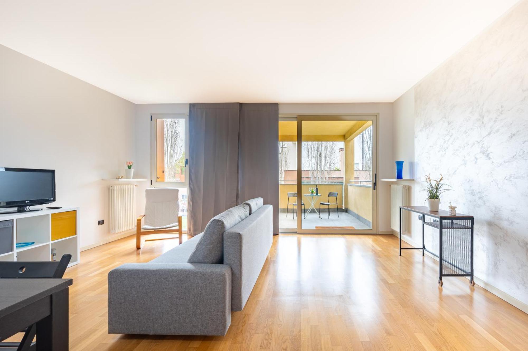 Balcony Bliss! Elegant Residency Apartment *