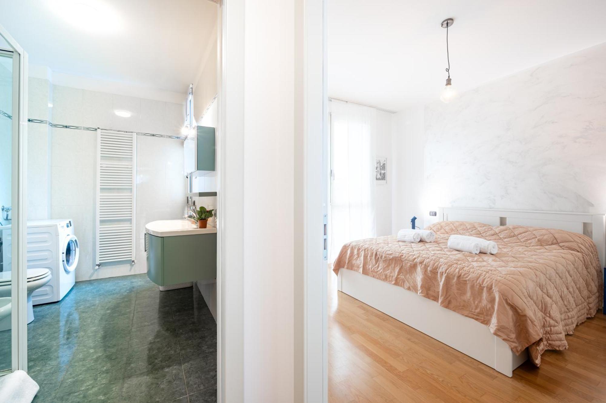 Balcony Bliss! Elegant Residency Apartment Parma