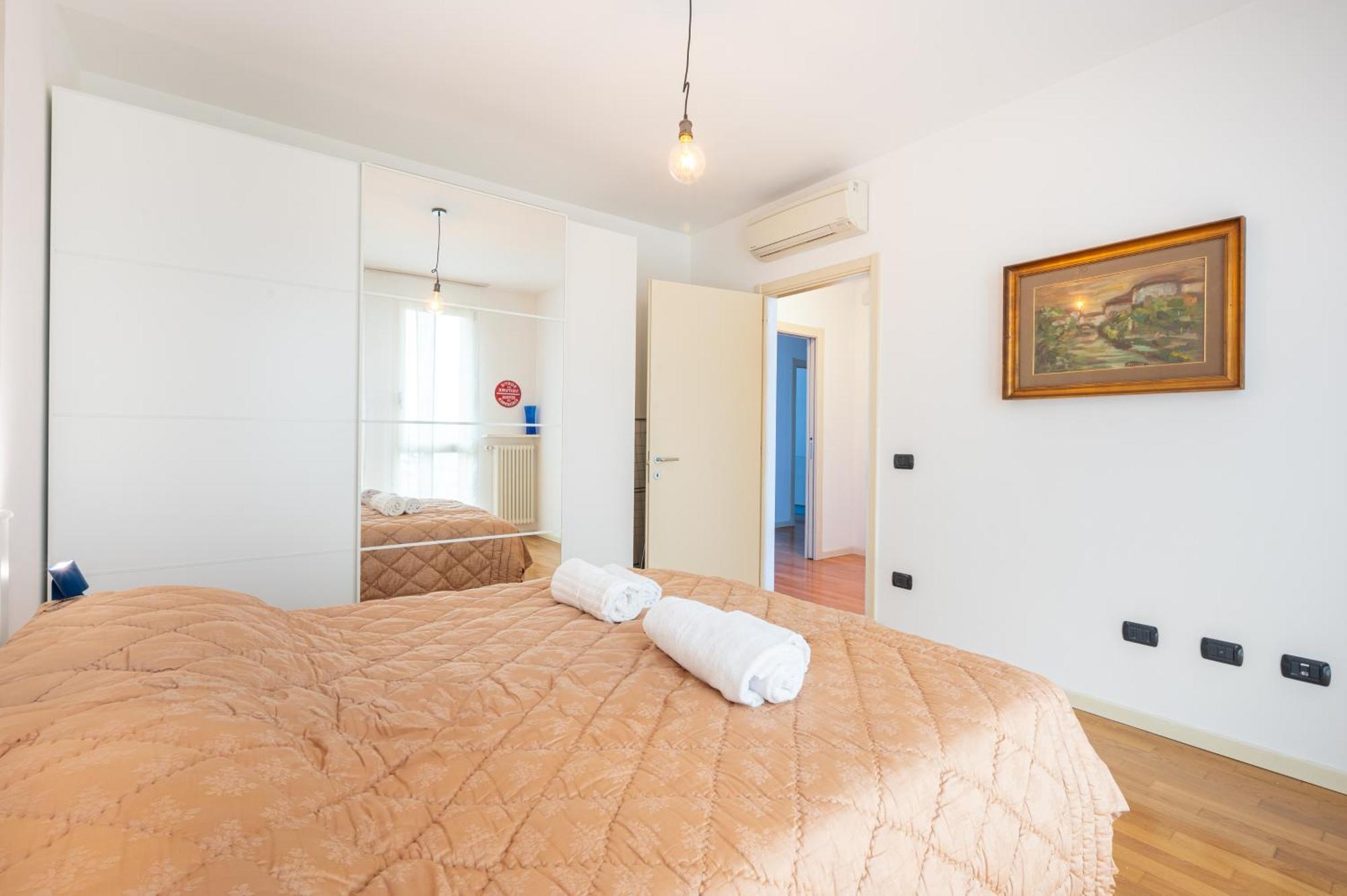 Balcony Bliss! Elegant Residency Apartment Parma