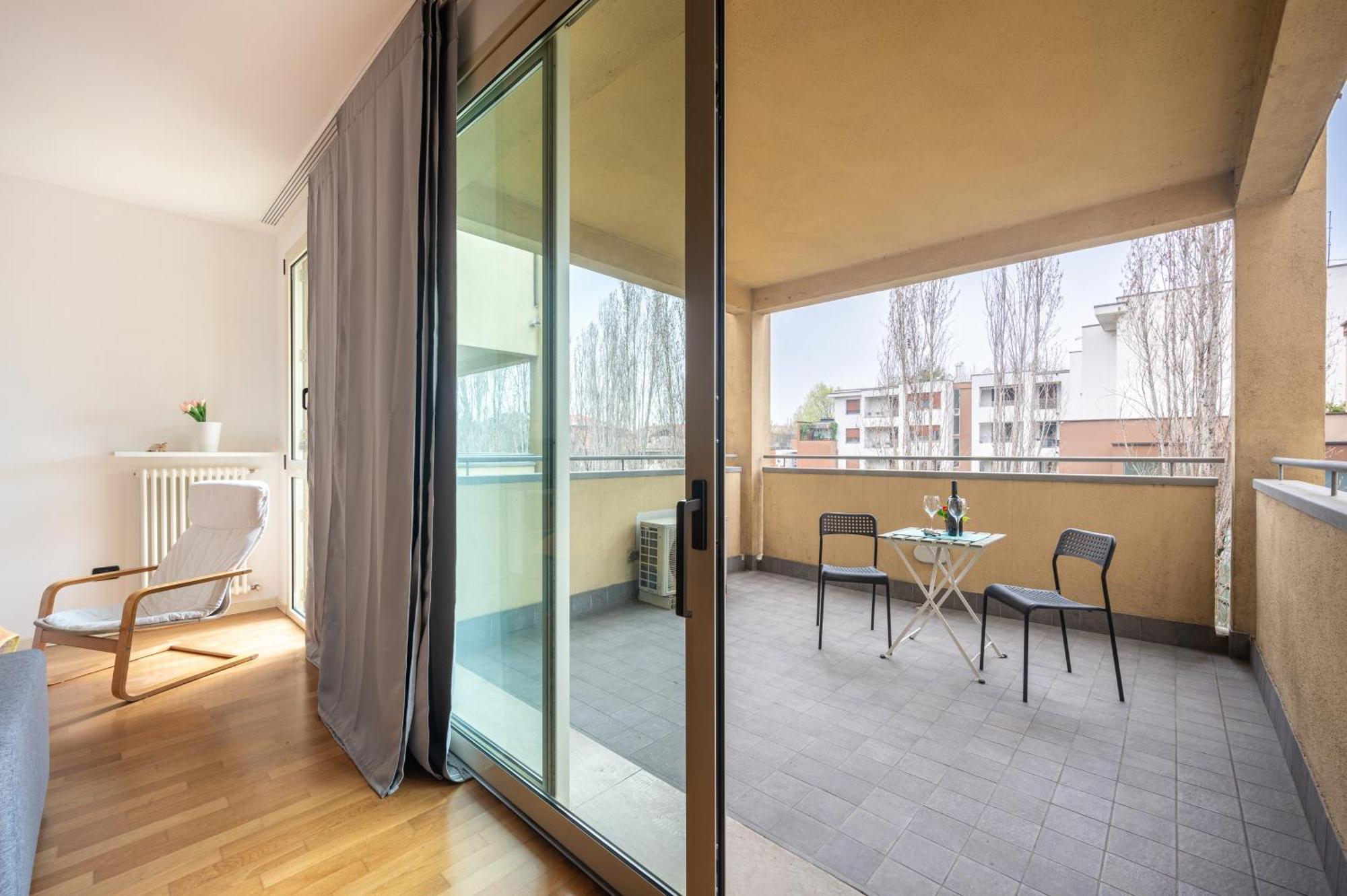 Balcony Bliss! Elegant Residency Apartment *