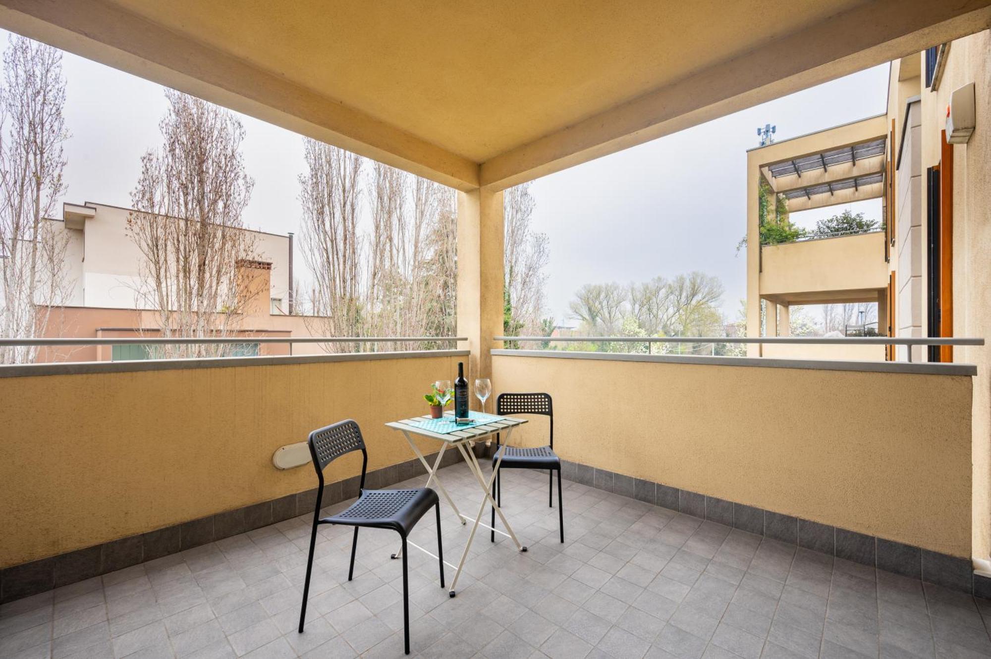Balcony Bliss! Elegant Residency *