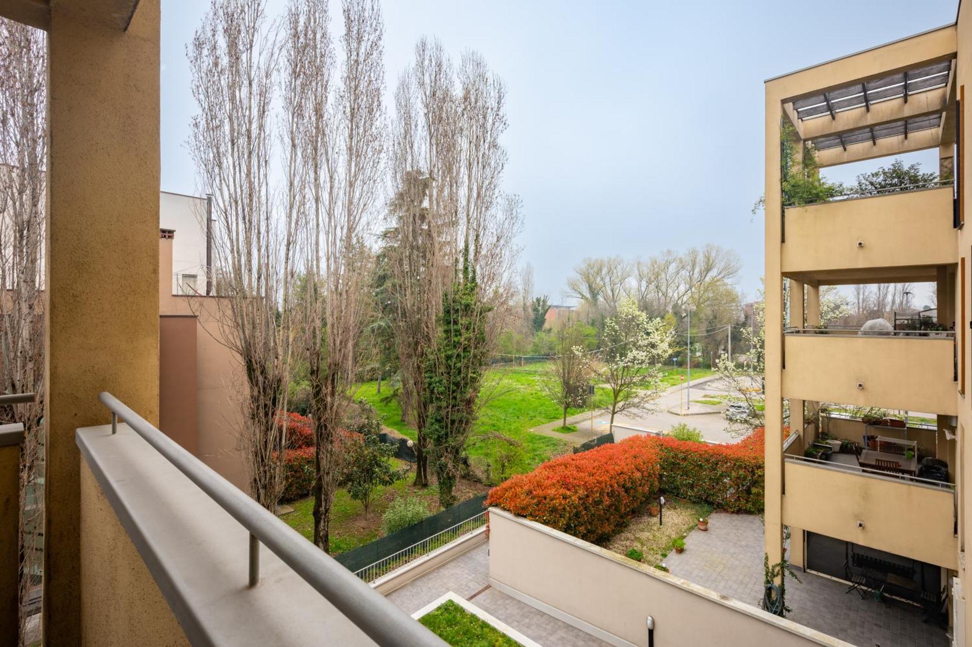 Balcony Bliss! Elegant Residency Apartment Parma