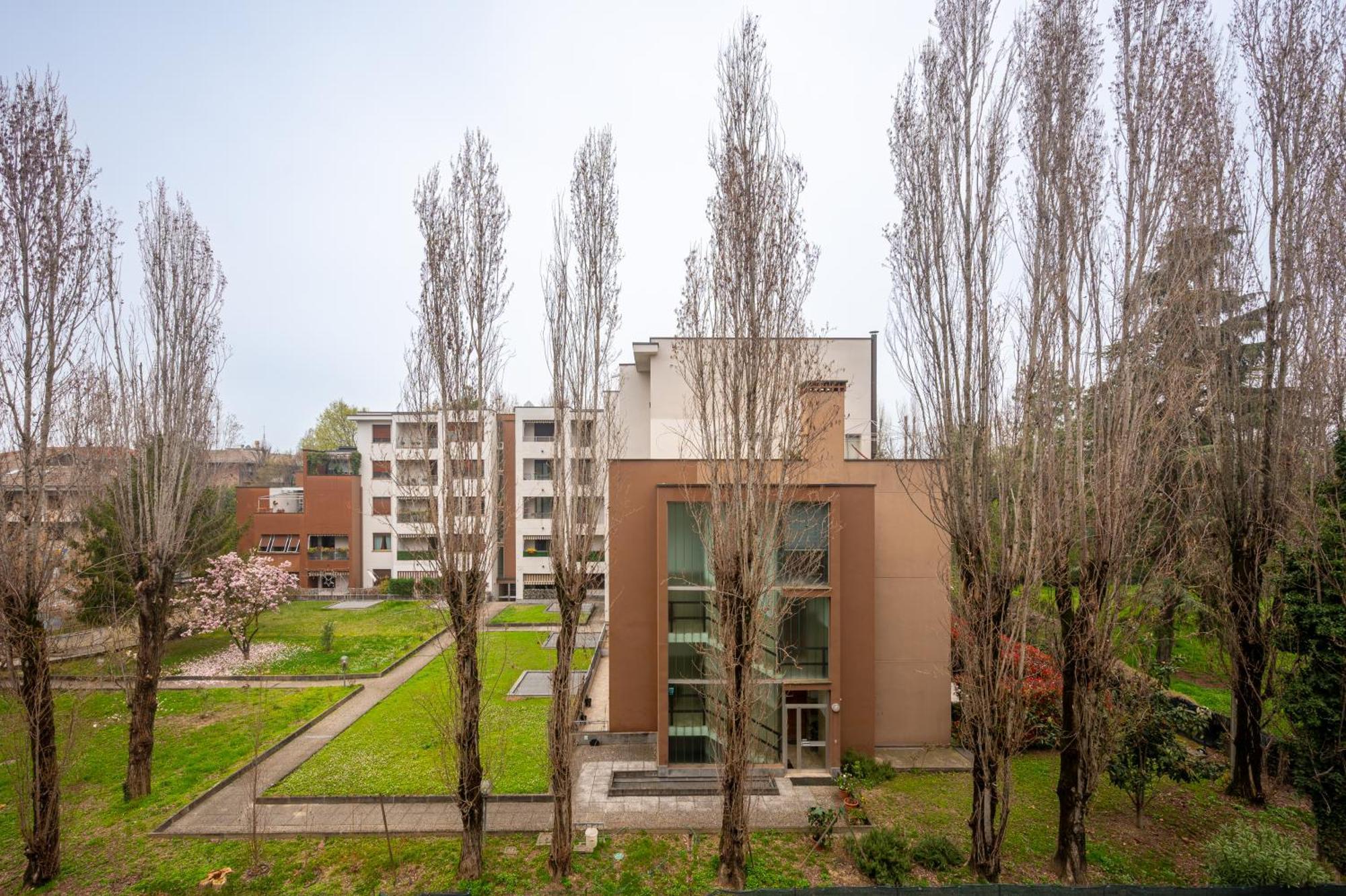 Balcony Bliss! Elegant Residency Apartment *